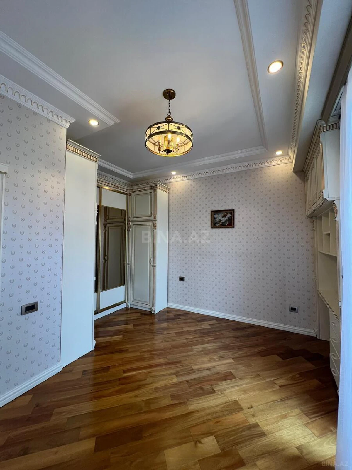 Satılır 3 otaqlı mənzil 121 m²
