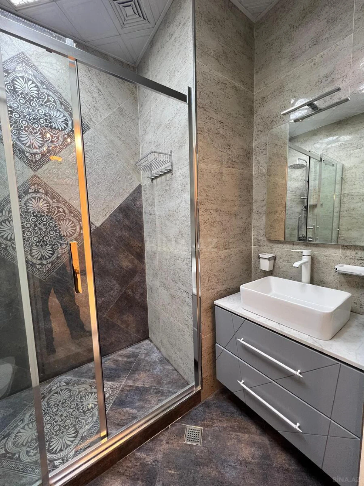 Satılır 3 otaqlı mənzil 121 m²