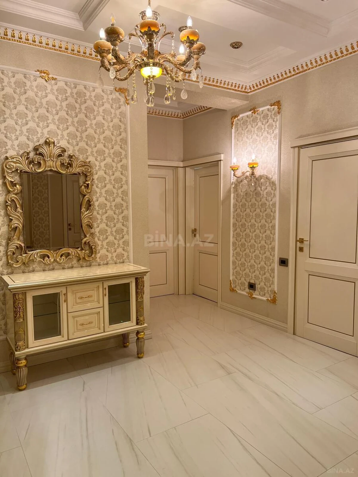 Satılır 3 otaqlı mənzil 121 m²