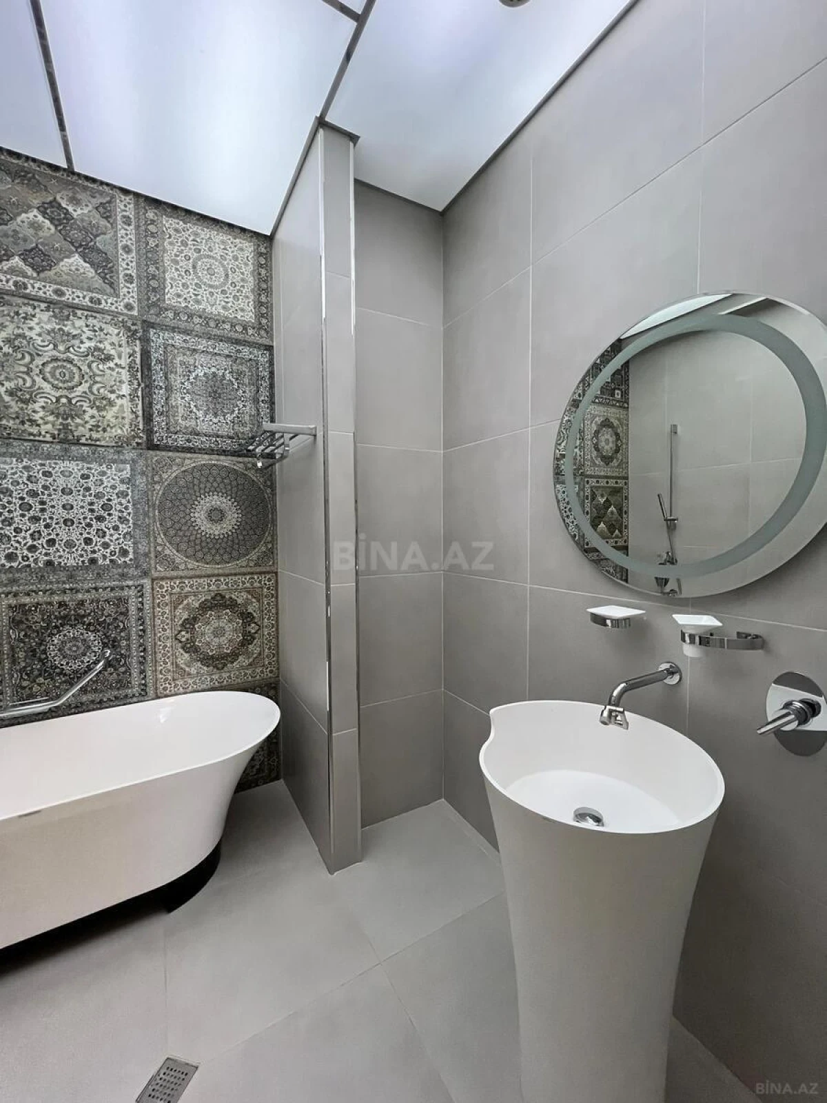 Satılır 3 otaqlı mənzil 121 m²