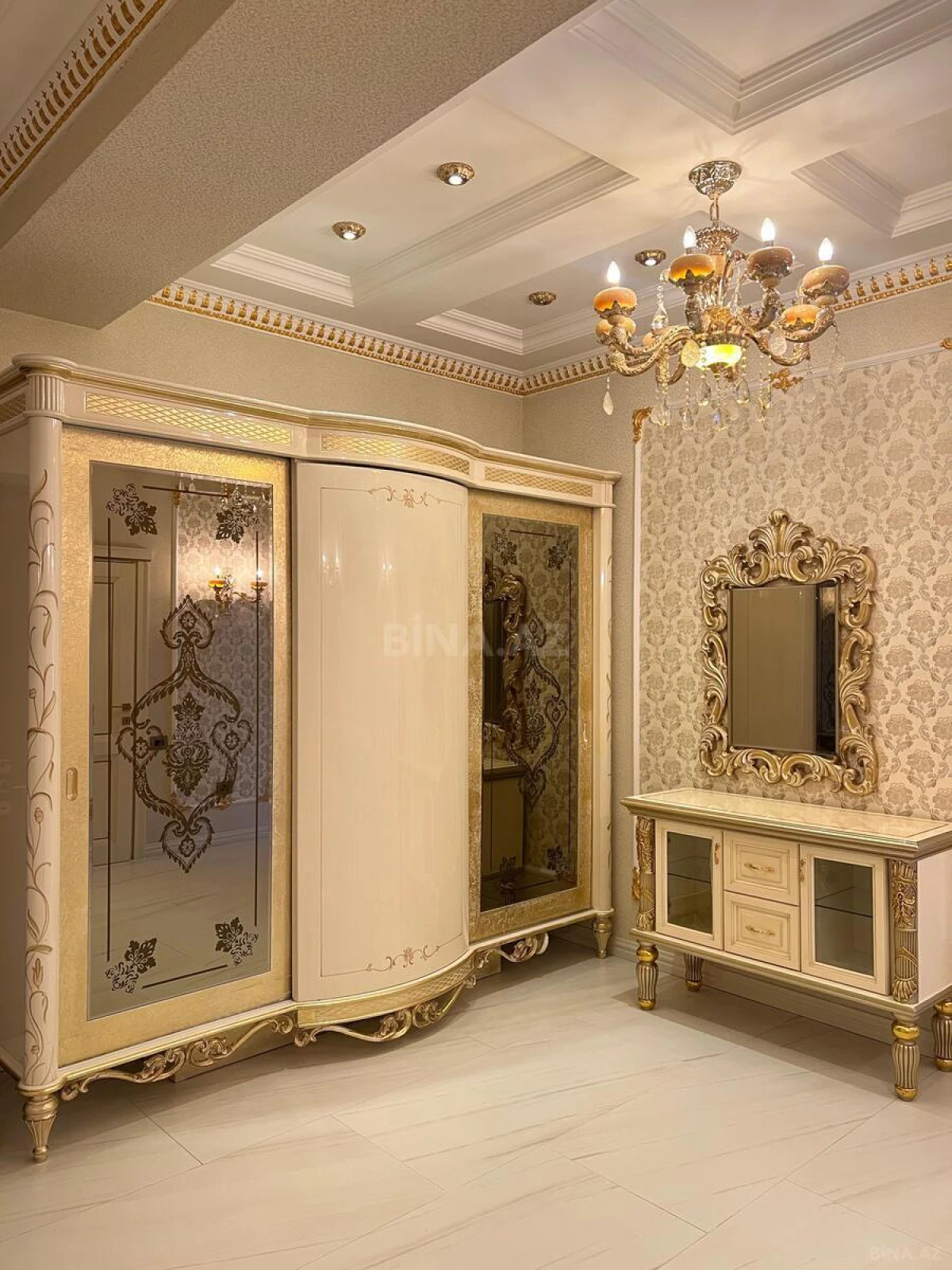Satılır 3 otaqlı mənzil 121 m²