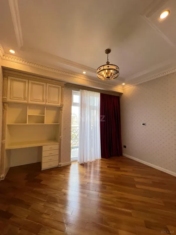 Satılır 3 otaqlı mənzil 121 m²
