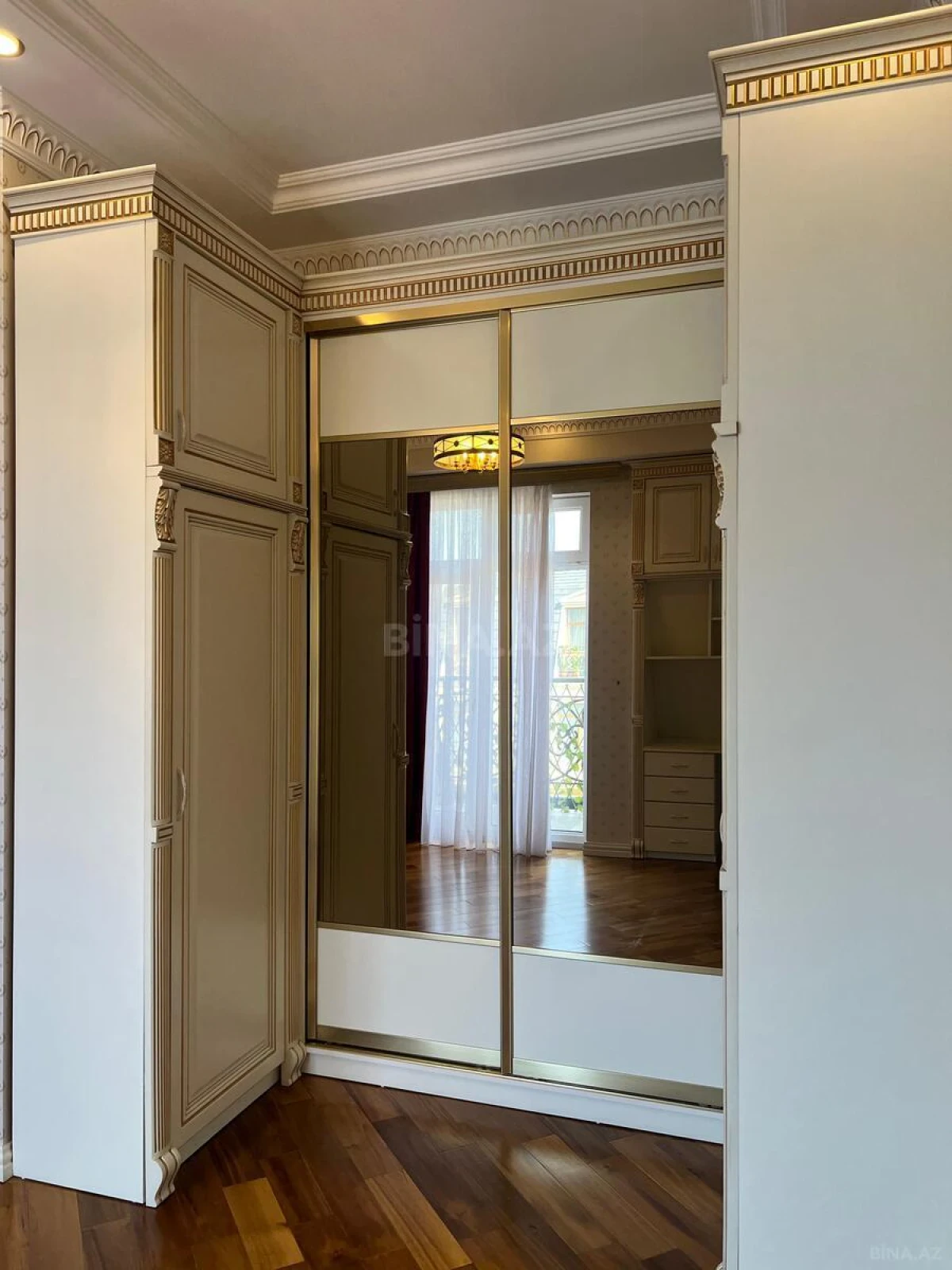 Satılır 3 otaqlı mənzil 121 m²