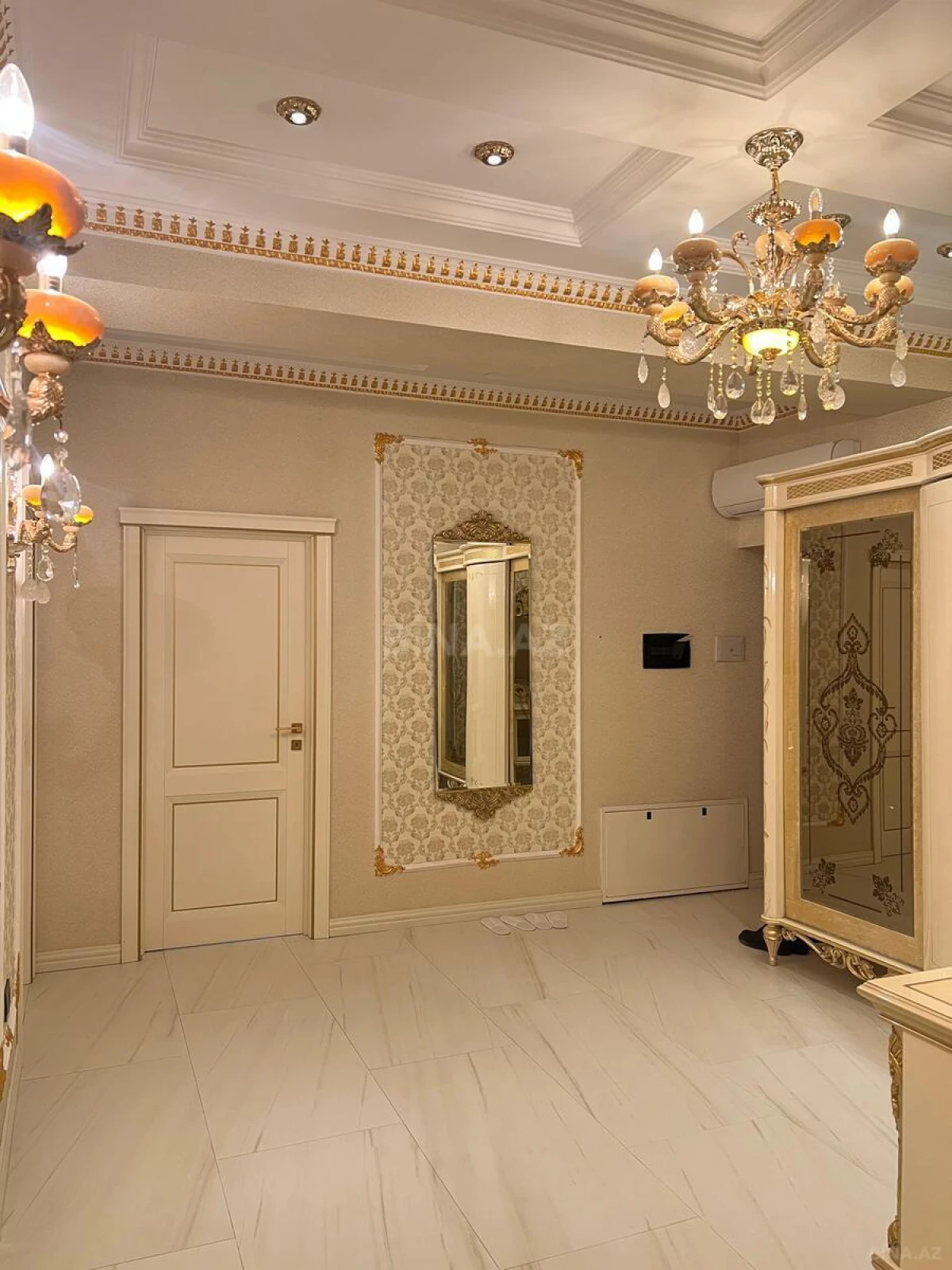 Satılır 3 otaqlı mənzil 121 m²