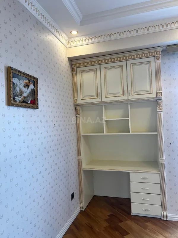 Satılır 3 otaqlı mənzil 121 m²