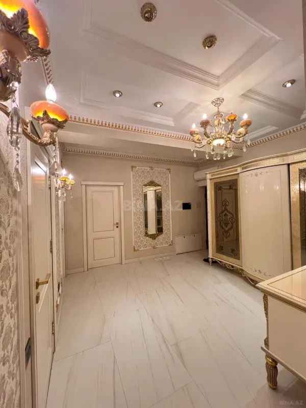 Satılır 3 otaqlı mənzil 121 m²