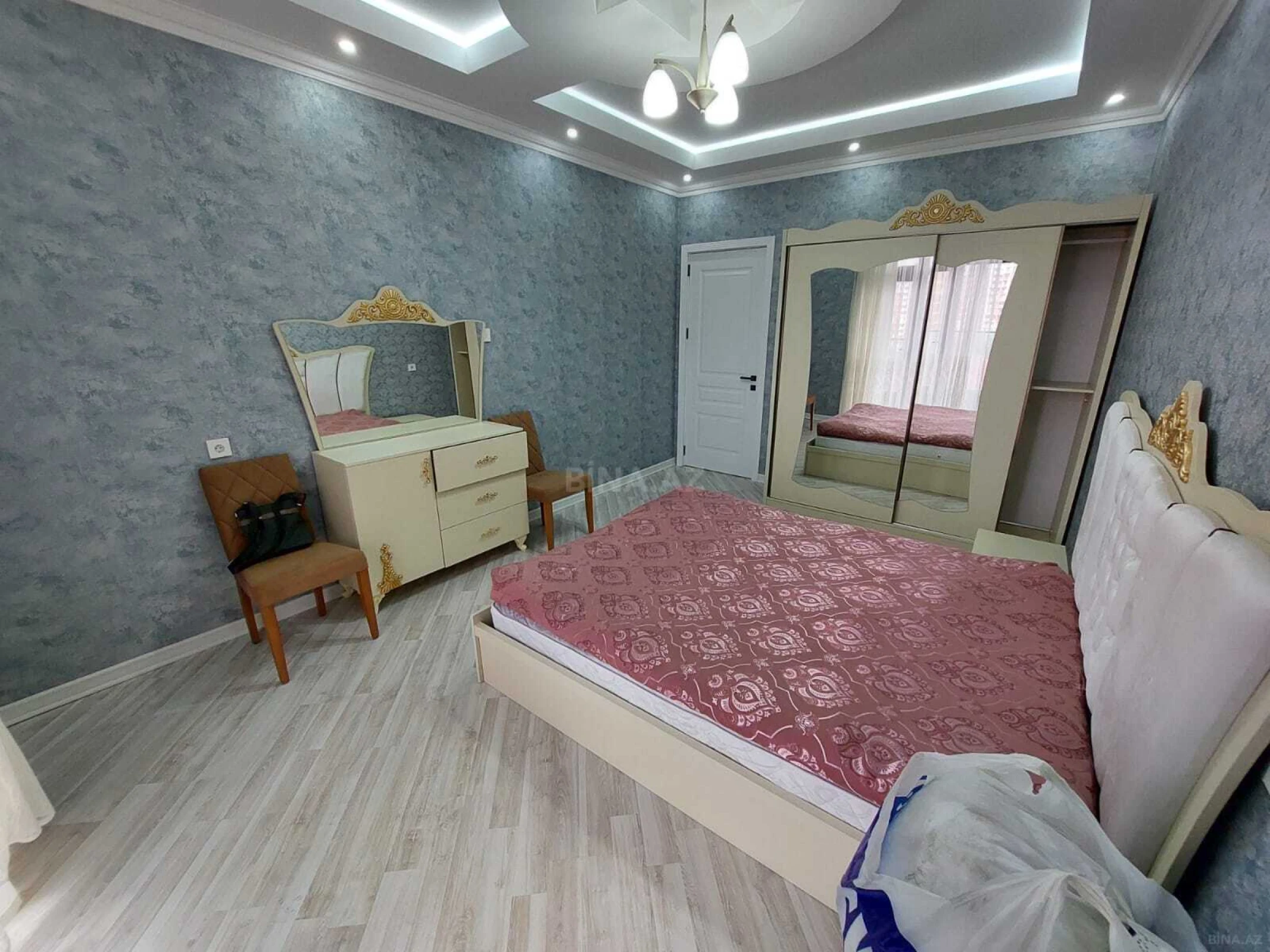 Kirayə verilir 2 otaqlı mənzil 102 m²