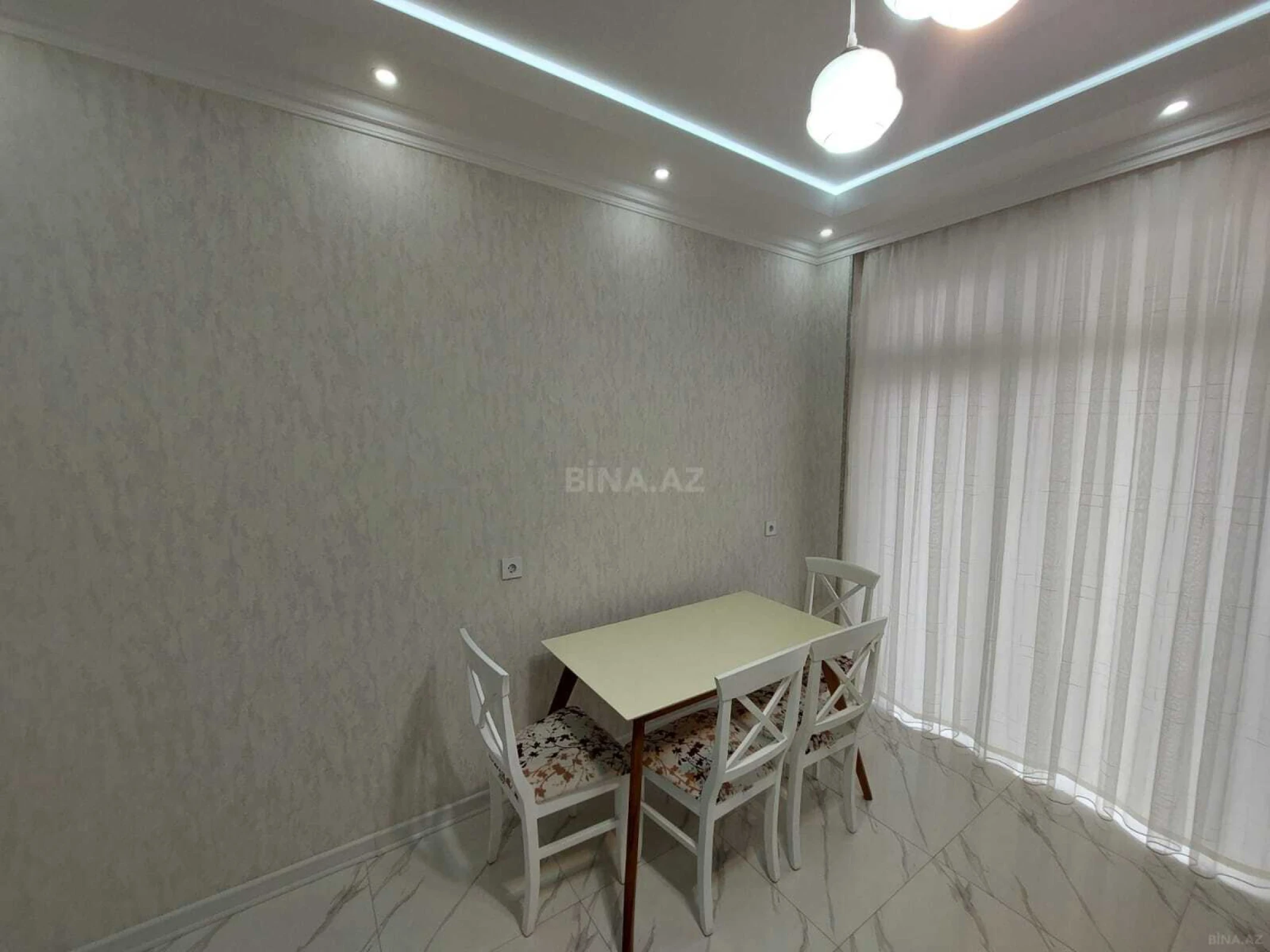 Kirayə verilir 2 otaqlı mənzil 102 m²