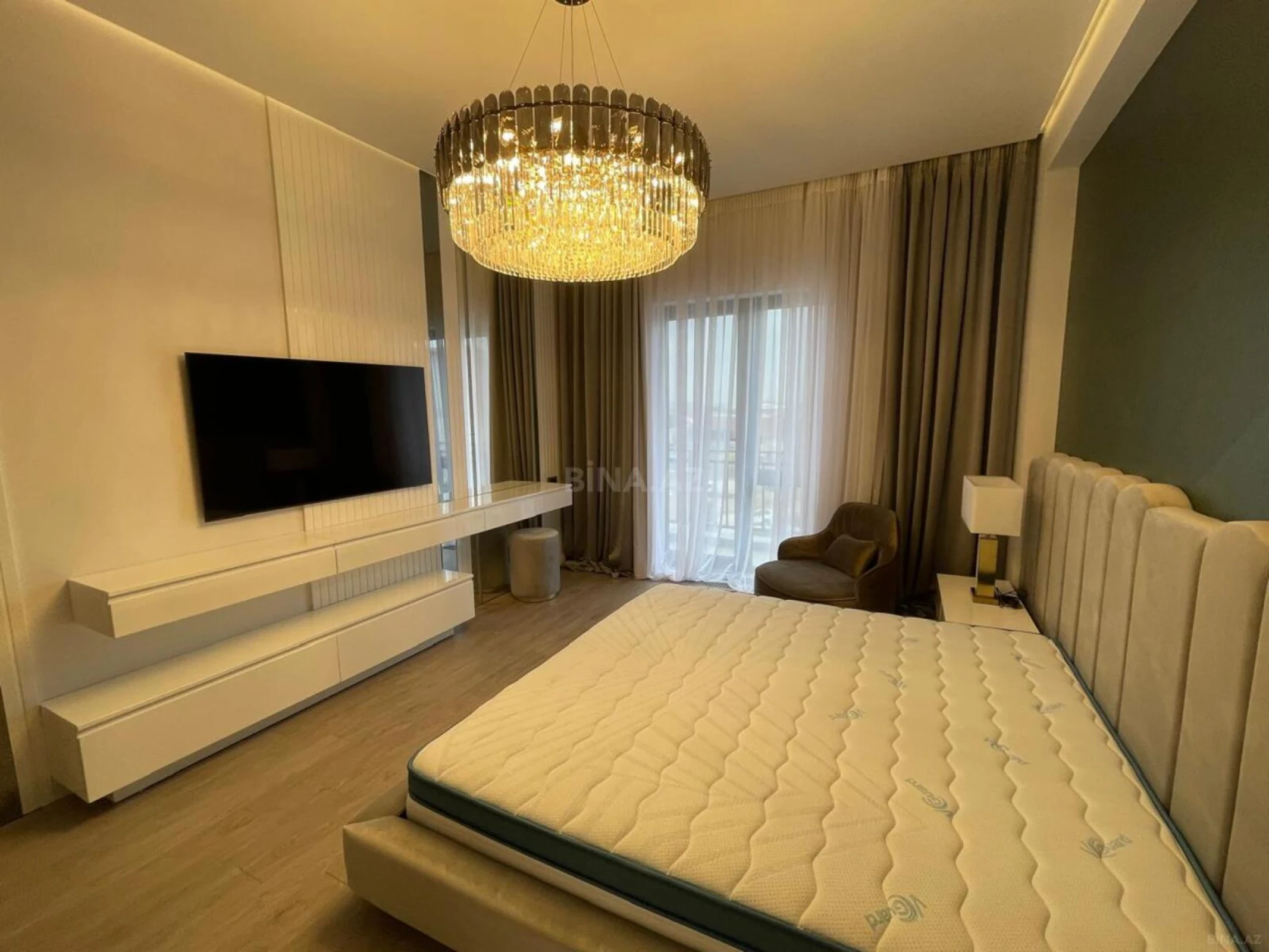Satılır 5 otaqlı mənzil 220 m²
