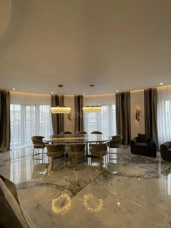 Satılır 5 otaqlı mənzil 220 m²