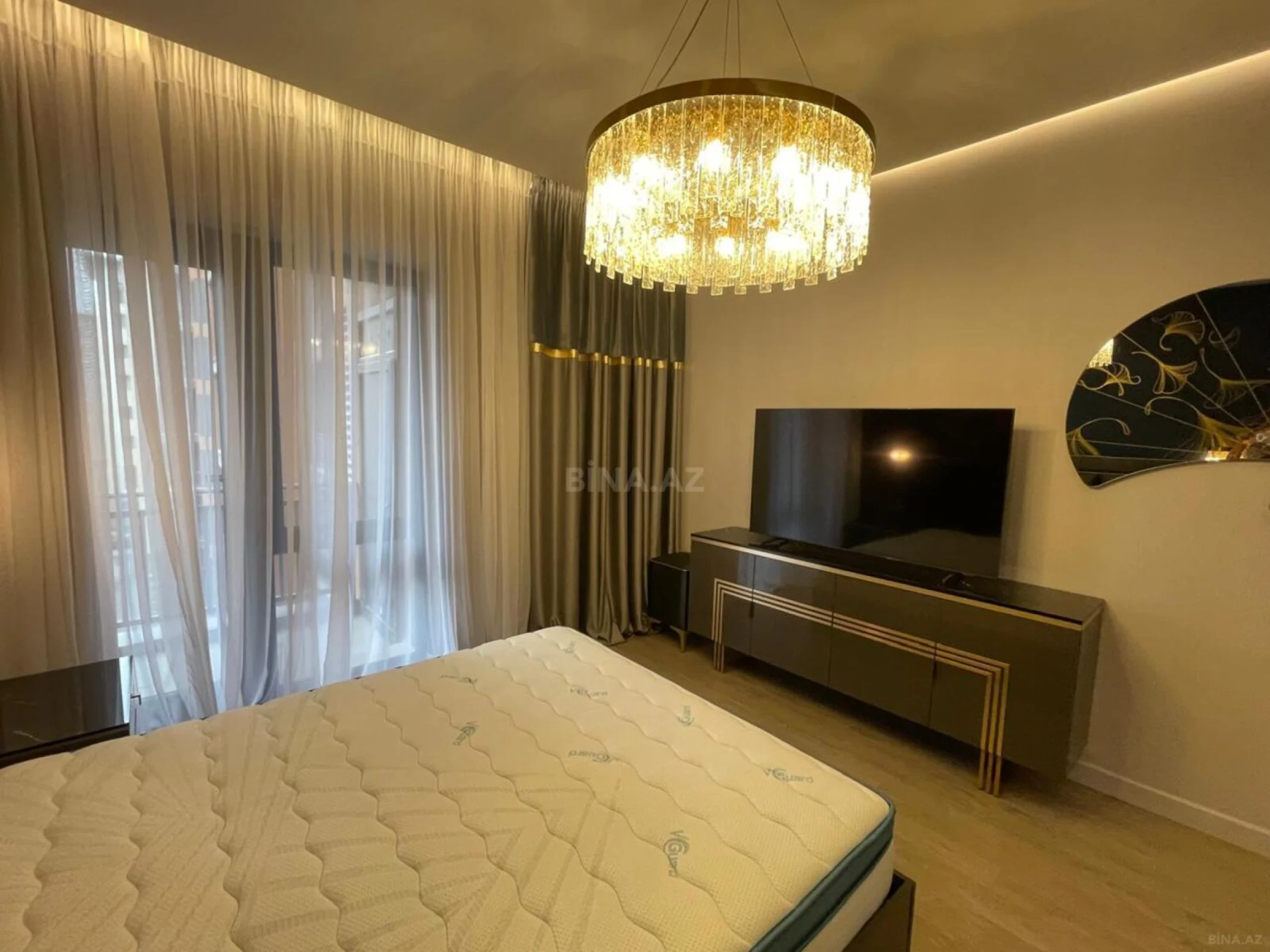 Satılır 5 otaqlı mənzil 220 m²