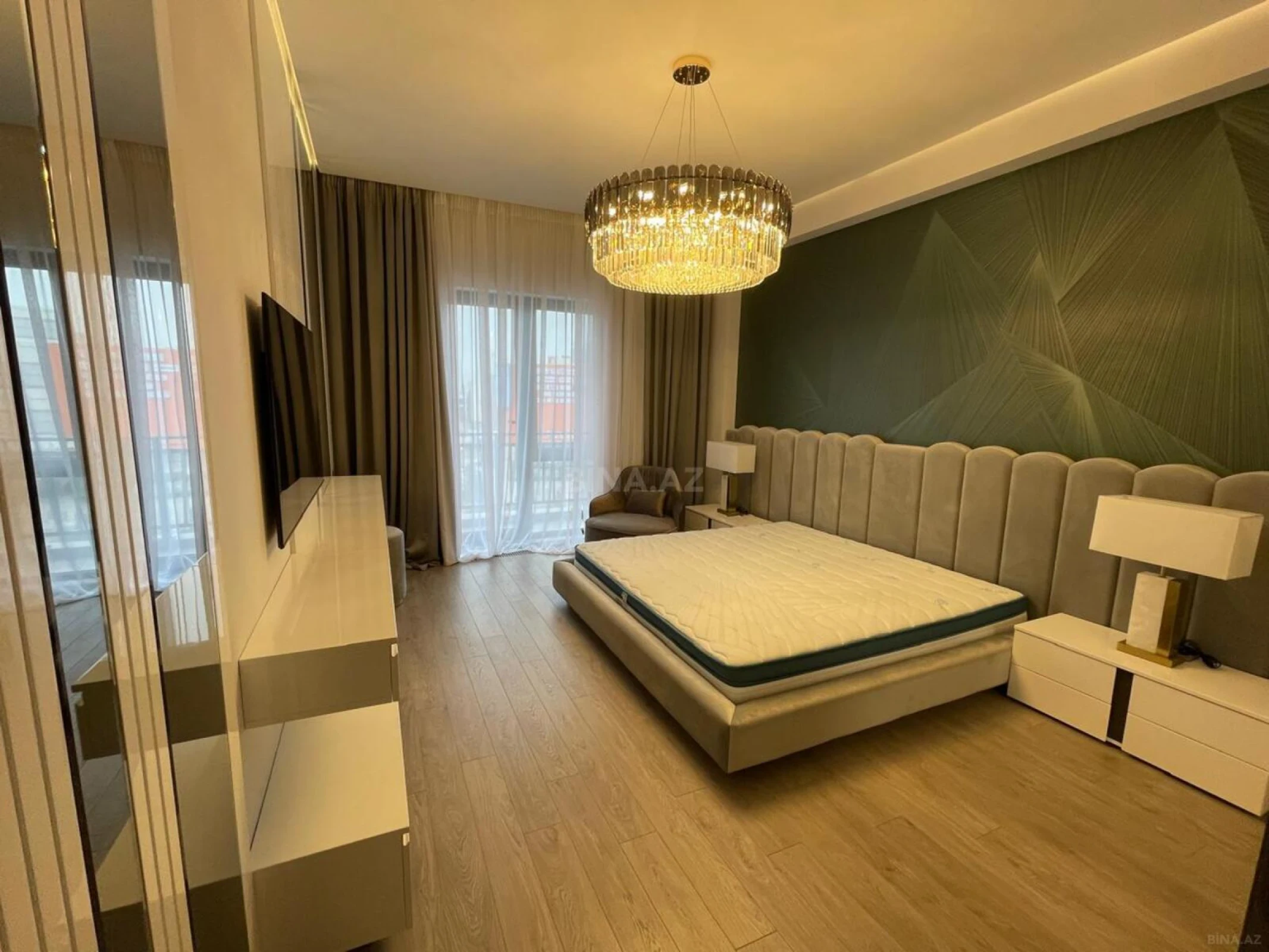 Satılır 5 otaqlı mənzil 220 m²