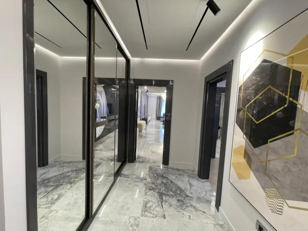 Satılır 5 otaqlı mənzil 220 m²