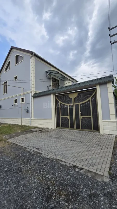 Satılır 6 otaqlı həyət evi 200 m²