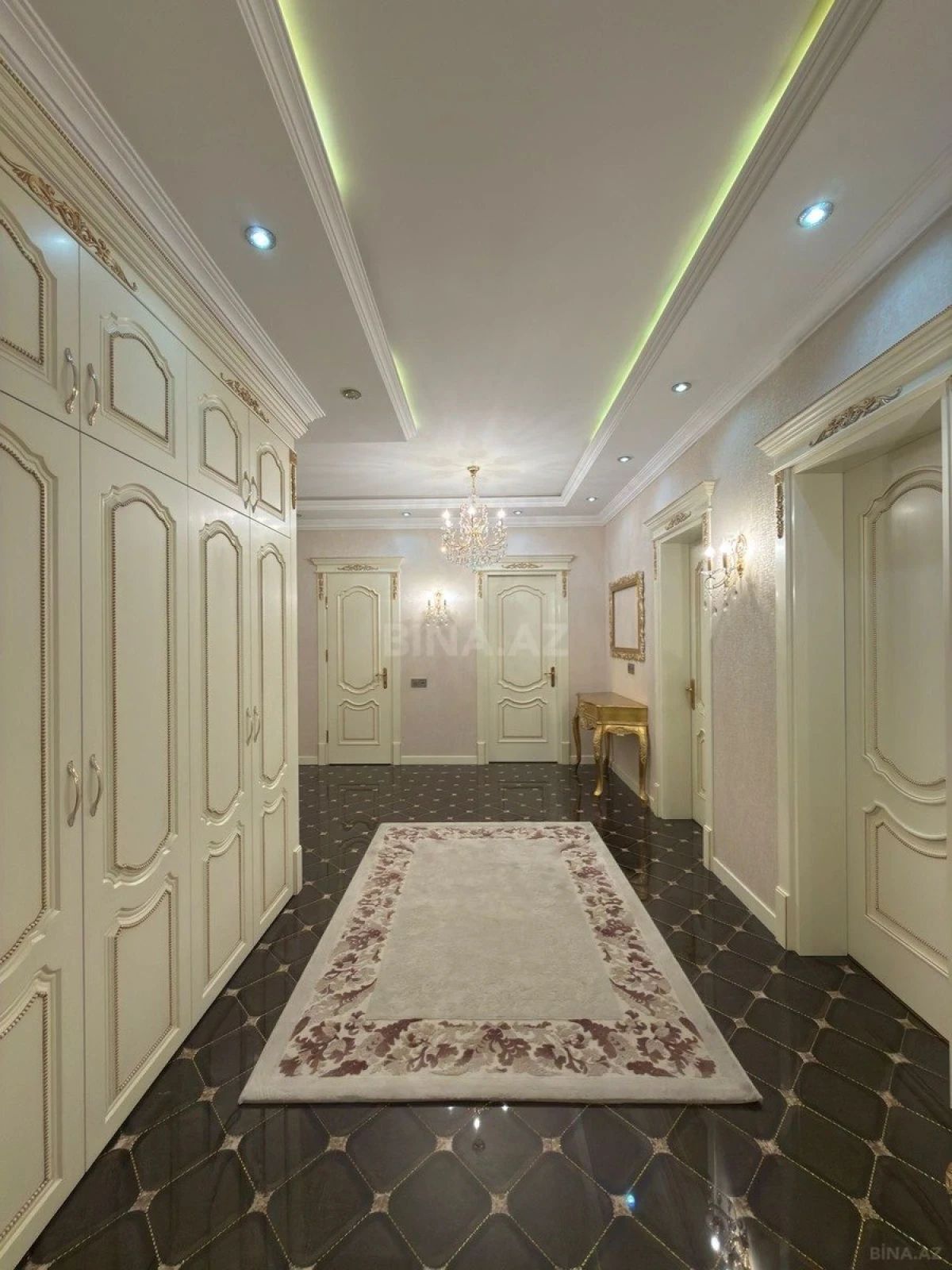 Satılır 3 otaqlı mənzil 170 m²