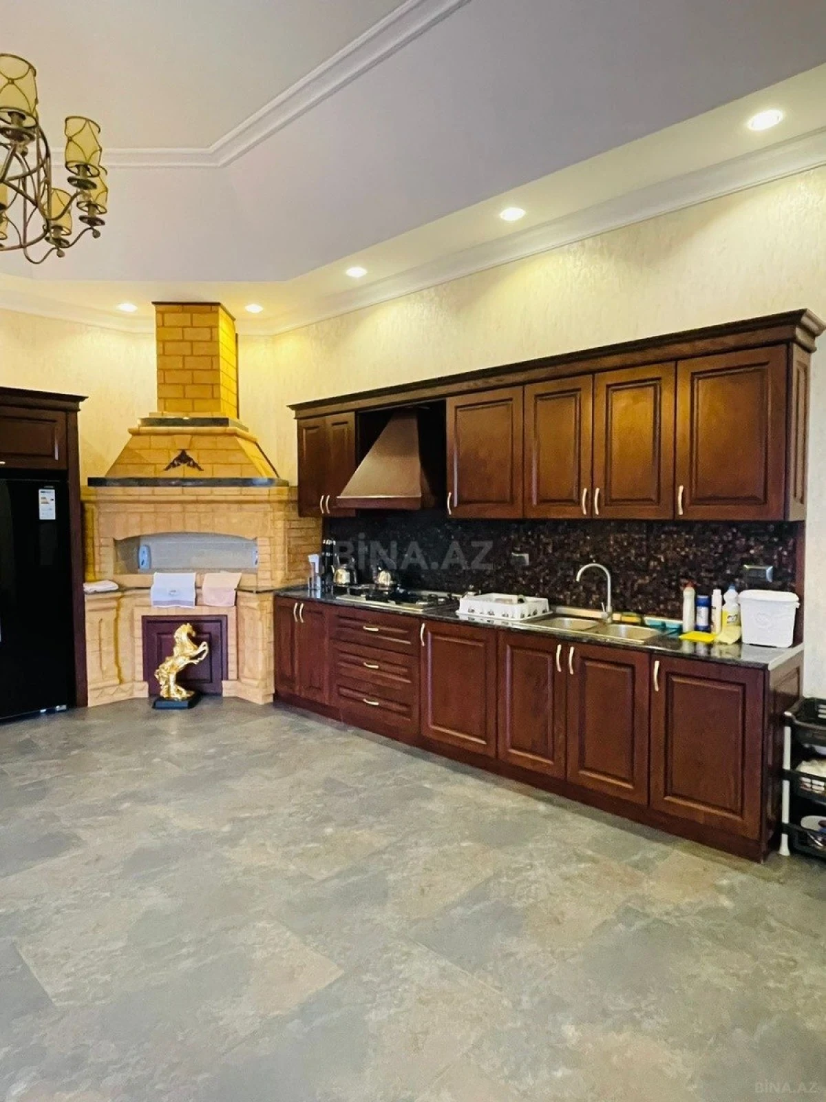 Kirayə verilir 6 otaqlı həyət evi 500 m²