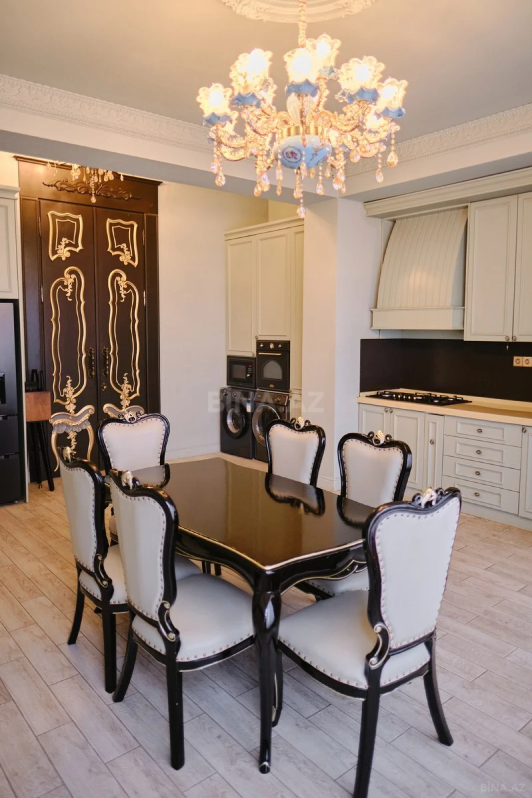 Kirayə verilir 7 otaqlı mənzil 565 m²