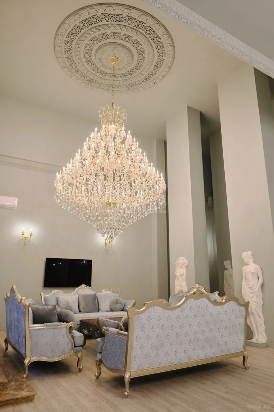 Kirayə verilir 7 otaqlı mənzil 565 m²