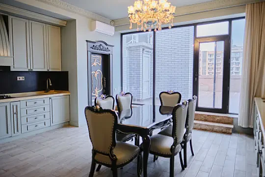 Kirayə verilir 7 otaqlı mənzil 565 m²