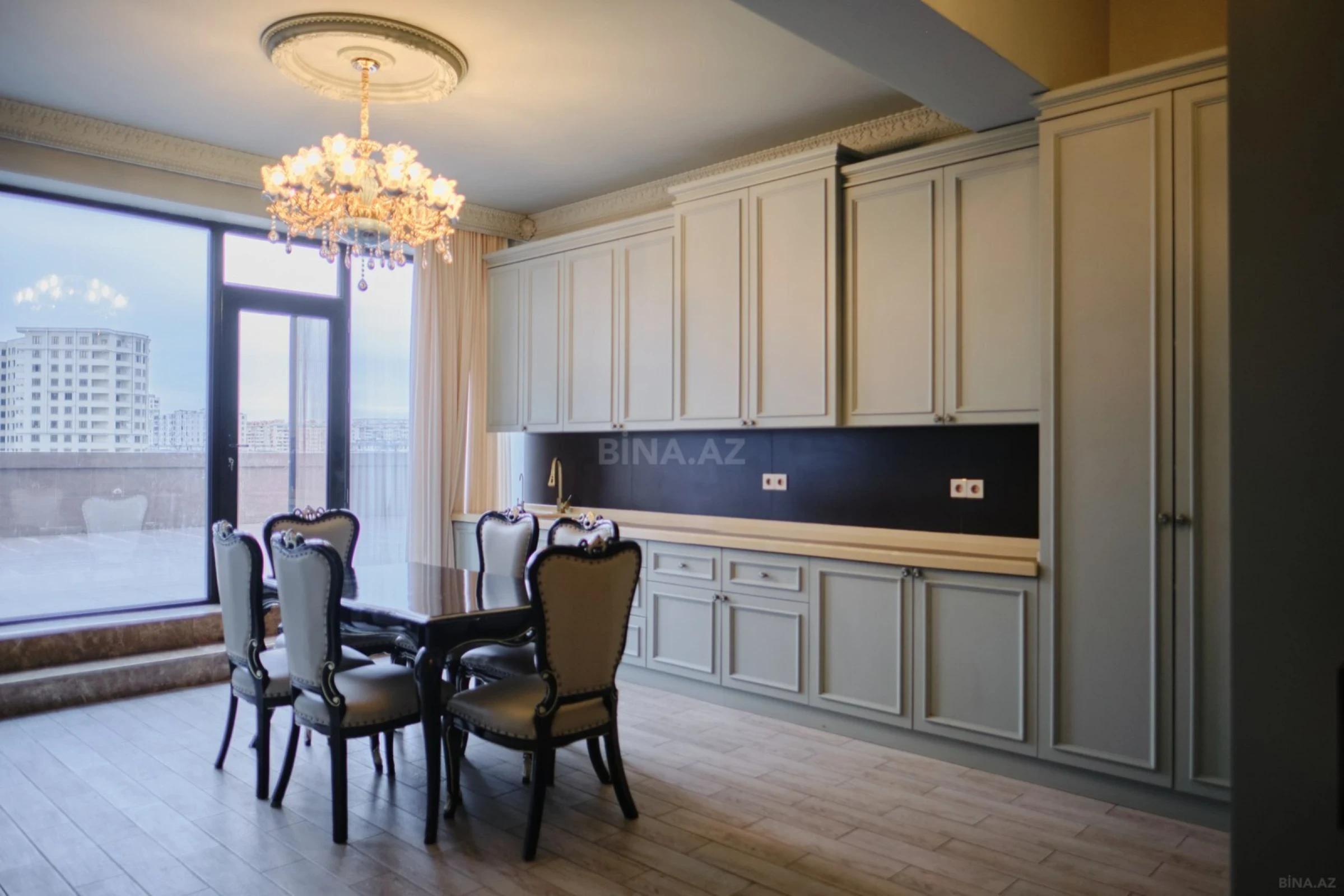 Kirayə verilir 7 otaqlı mənzil 565 m²