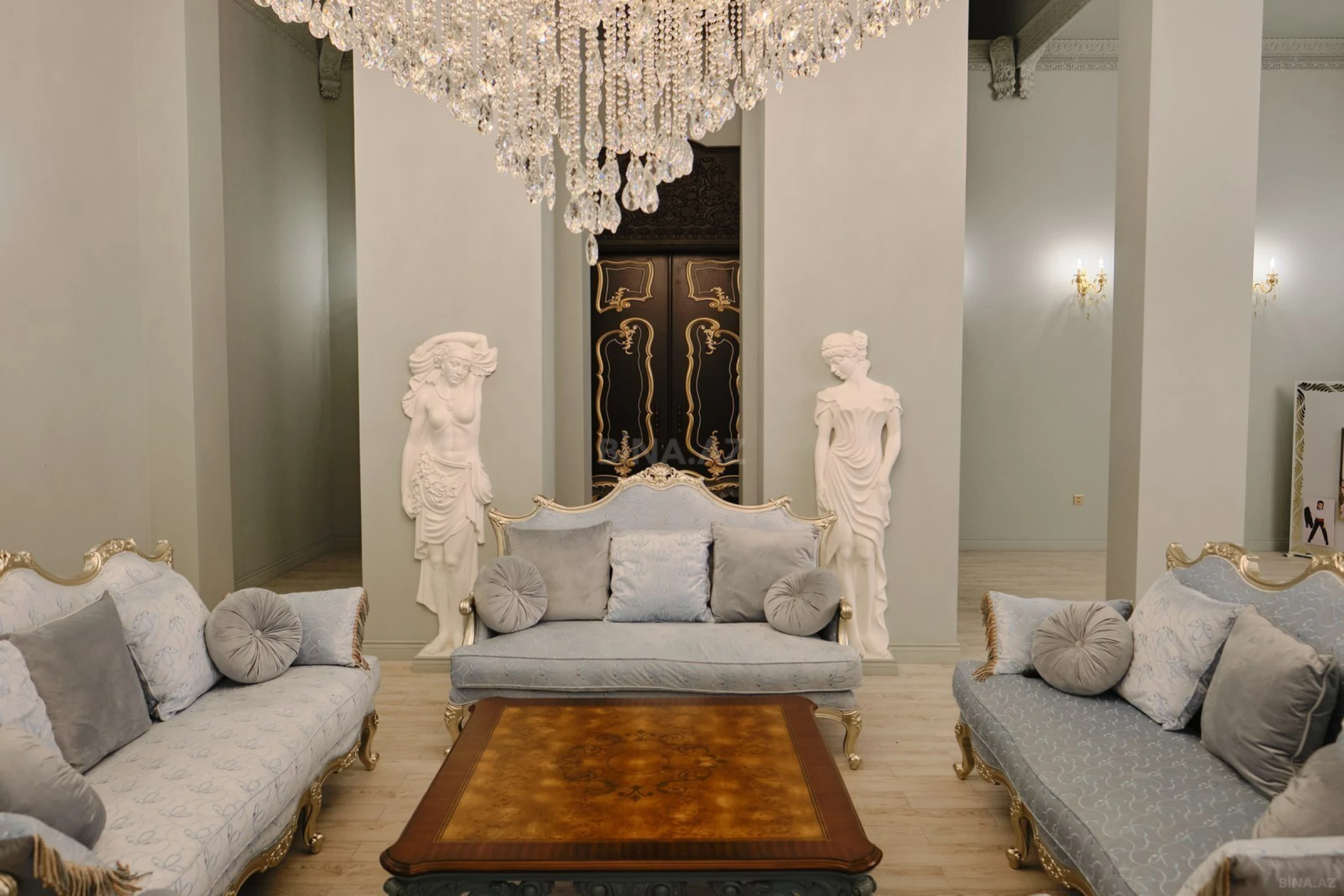 Kirayə verilir 7 otaqlı mənzil 565 m²