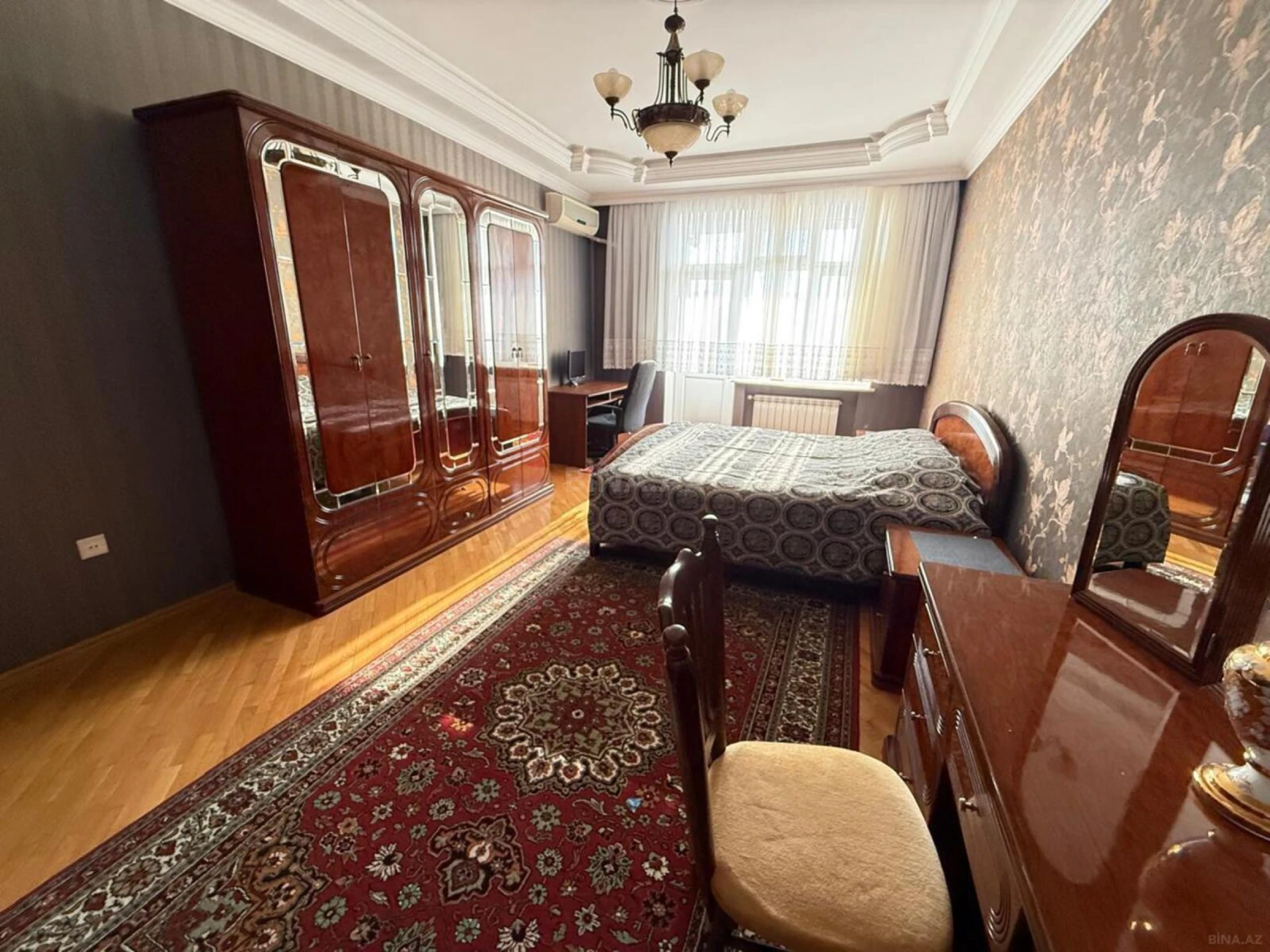 Kirayə verilir 4 otaqlı mənzil 200 m²