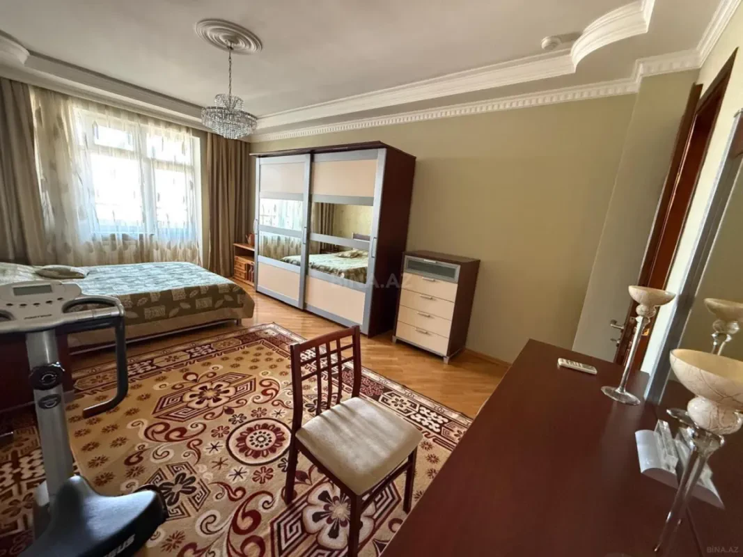 Kirayə verilir 4 otaqlı mənzil 200 m²