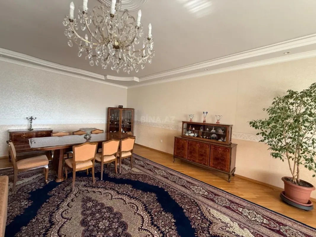 Kirayə verilir 4 otaqlı mənzil 200 m²