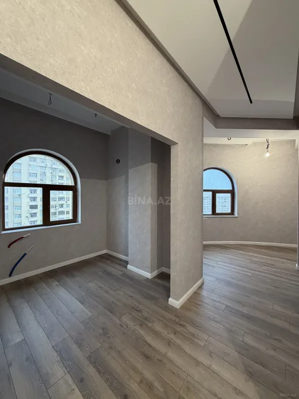 Satılır 4 otaqlı mənzil 190 m²