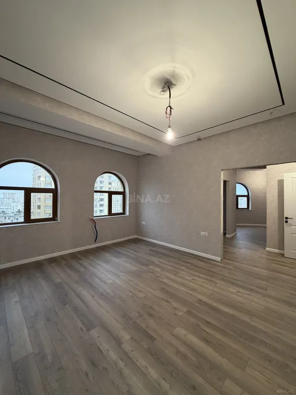 Satılır 4 otaqlı mənzil 190 m²