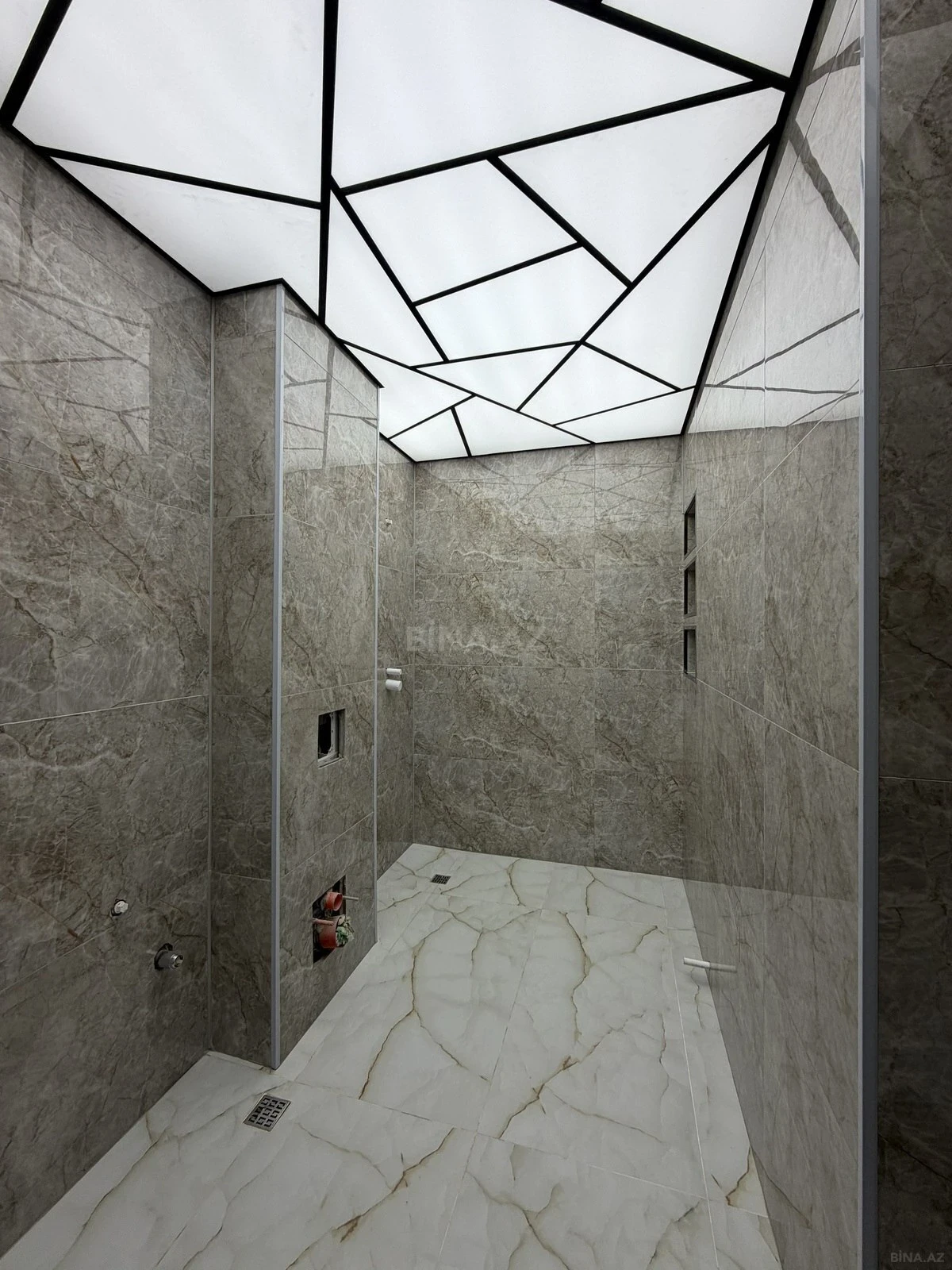 Satılır 4 otaqlı mənzil 190 m²