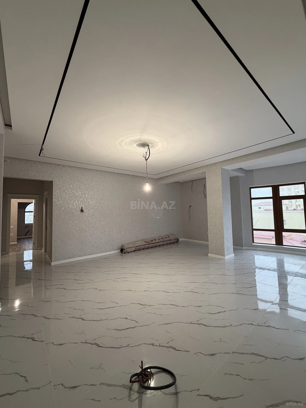 Satılır 4 otaqlı mənzil 190 m²