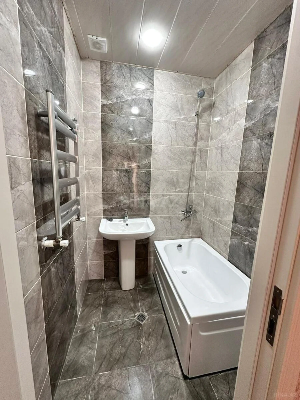 Kirayə verilir 2 otaqlı mənzil 80 m²