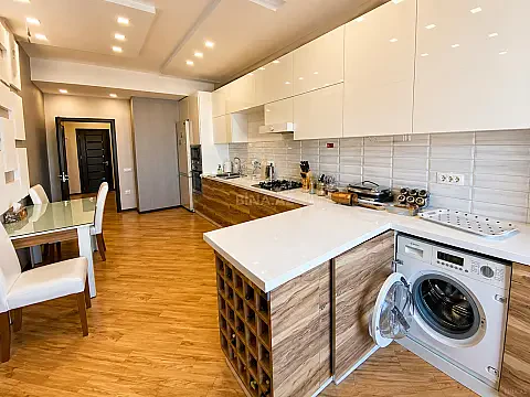 Satılır 3 otaqlı mənzil 156 m²
