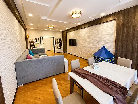 Satılır 3 otaqlı mənzil 156 m²