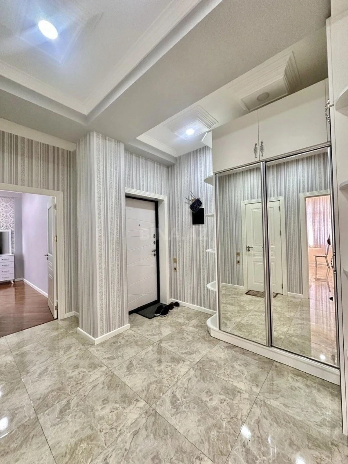 Satılır 2 otaqlı mənzil 90 m²