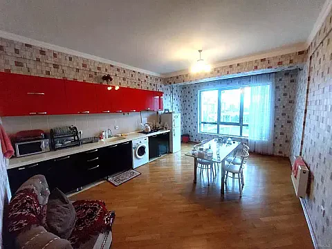 Satılır 3 otaqlı mənzil 130 m²
