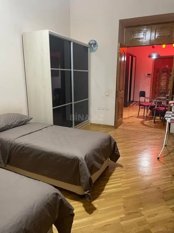 Satılır 4 otaqlı mənzil 220 m²