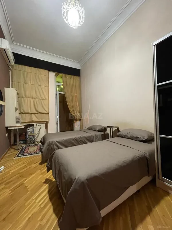 Satılır 4 otaqlı mənzil 220 m²