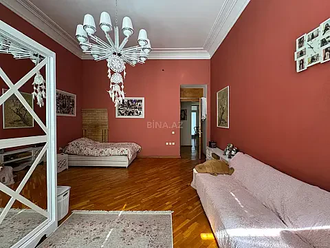 Satılır 4 otaqlı mənzil 220 m²