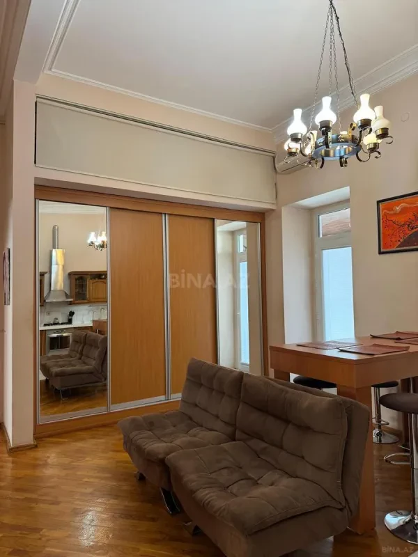 Satılır 4 otaqlı mənzil 220 m²