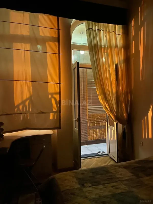 Satılır 4 otaqlı mənzil 220 m²