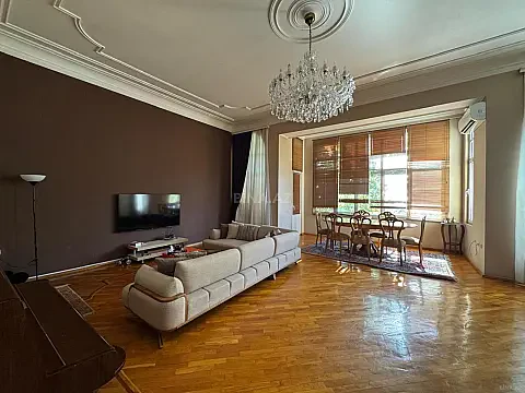 Satılır 4 otaqlı mənzil 220 m²