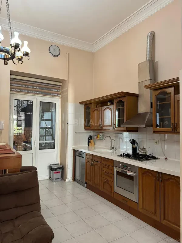 Satılır 4 otaqlı mənzil 220 m²