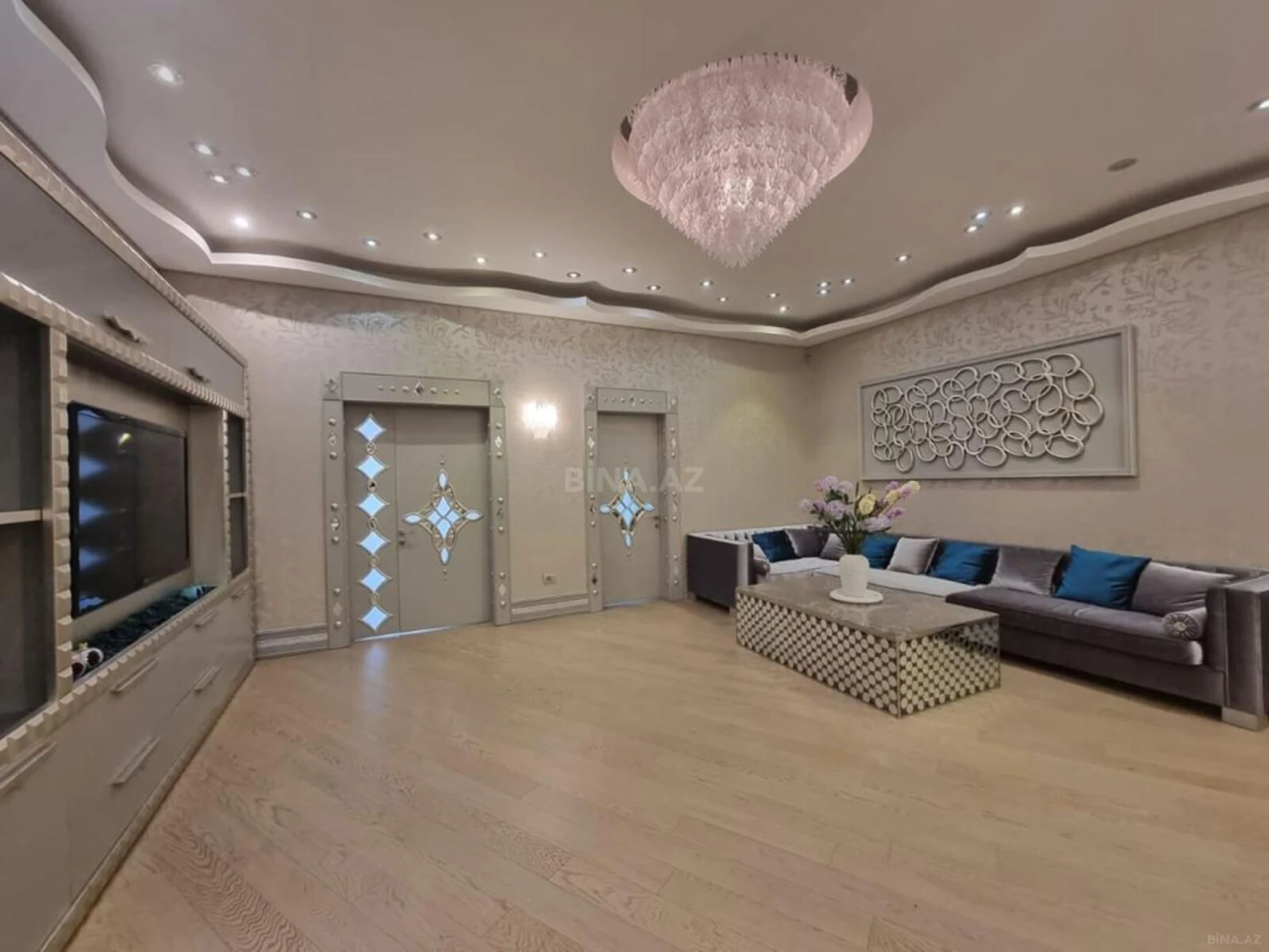 Satılır 4 otaqlı mənzil 240 m²