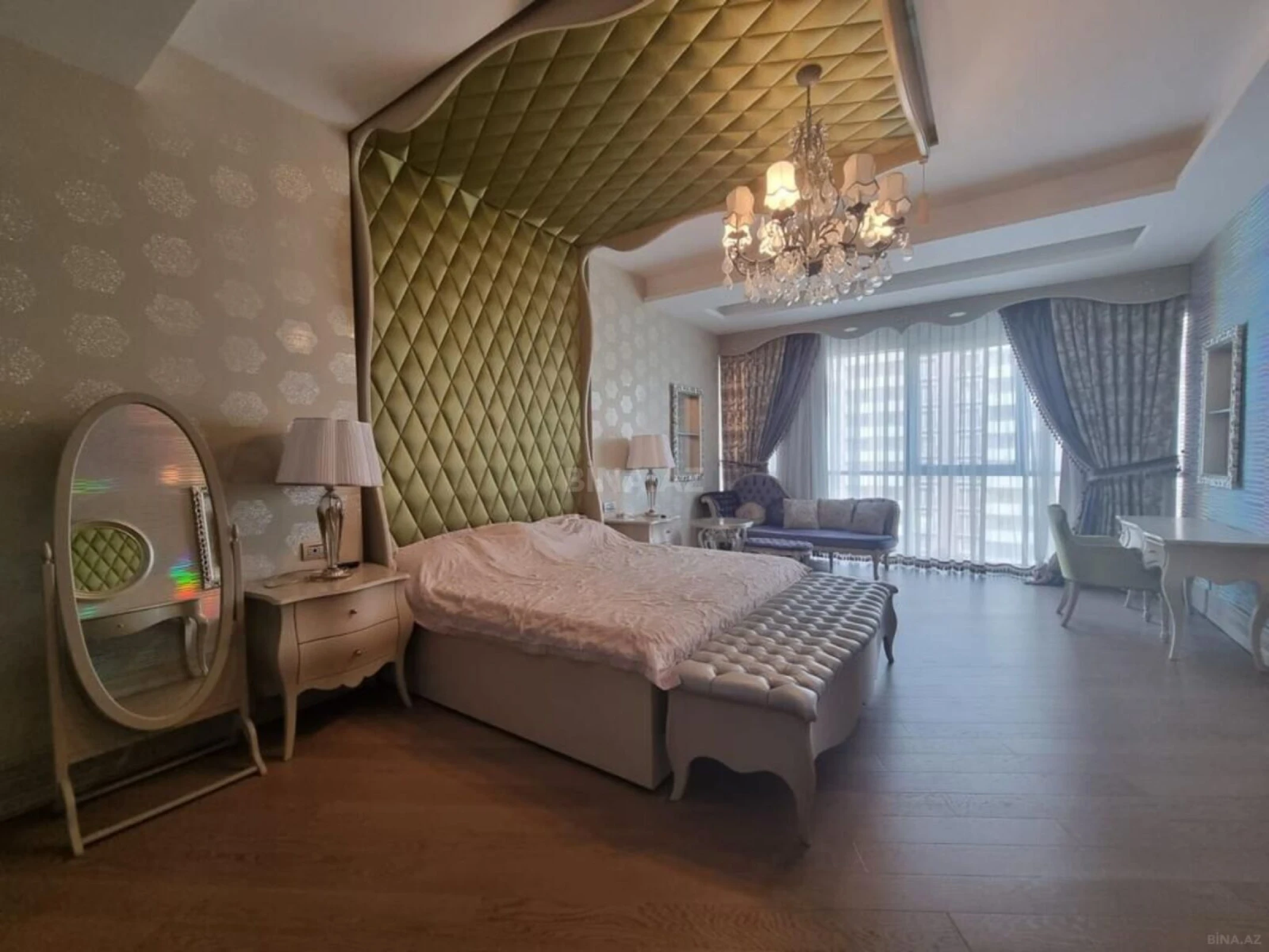 Satılır 4 otaqlı mənzil 240 m²