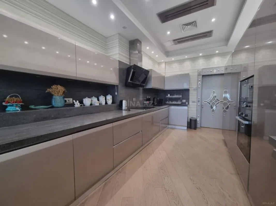 Satılır 4 otaqlı mənzil 240 m²