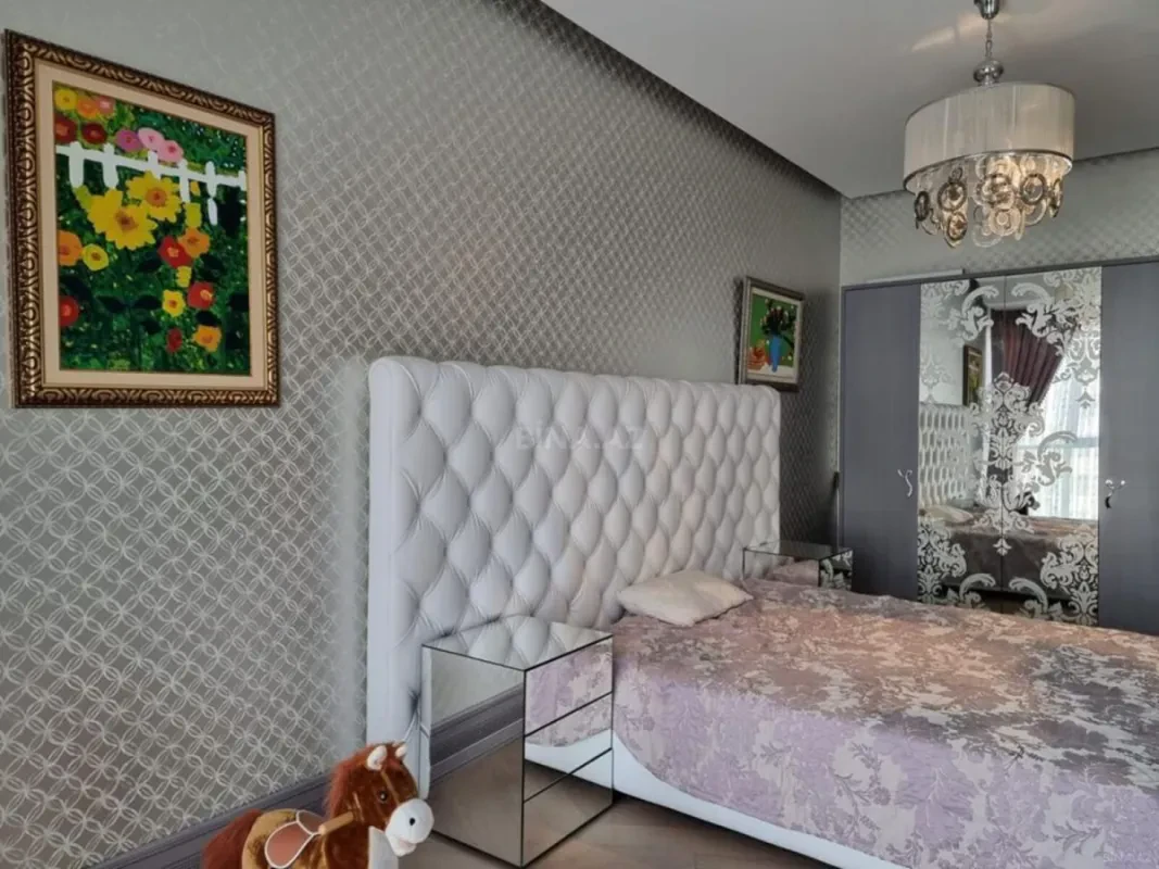 Satılır 4 otaqlı mənzil 240 m²