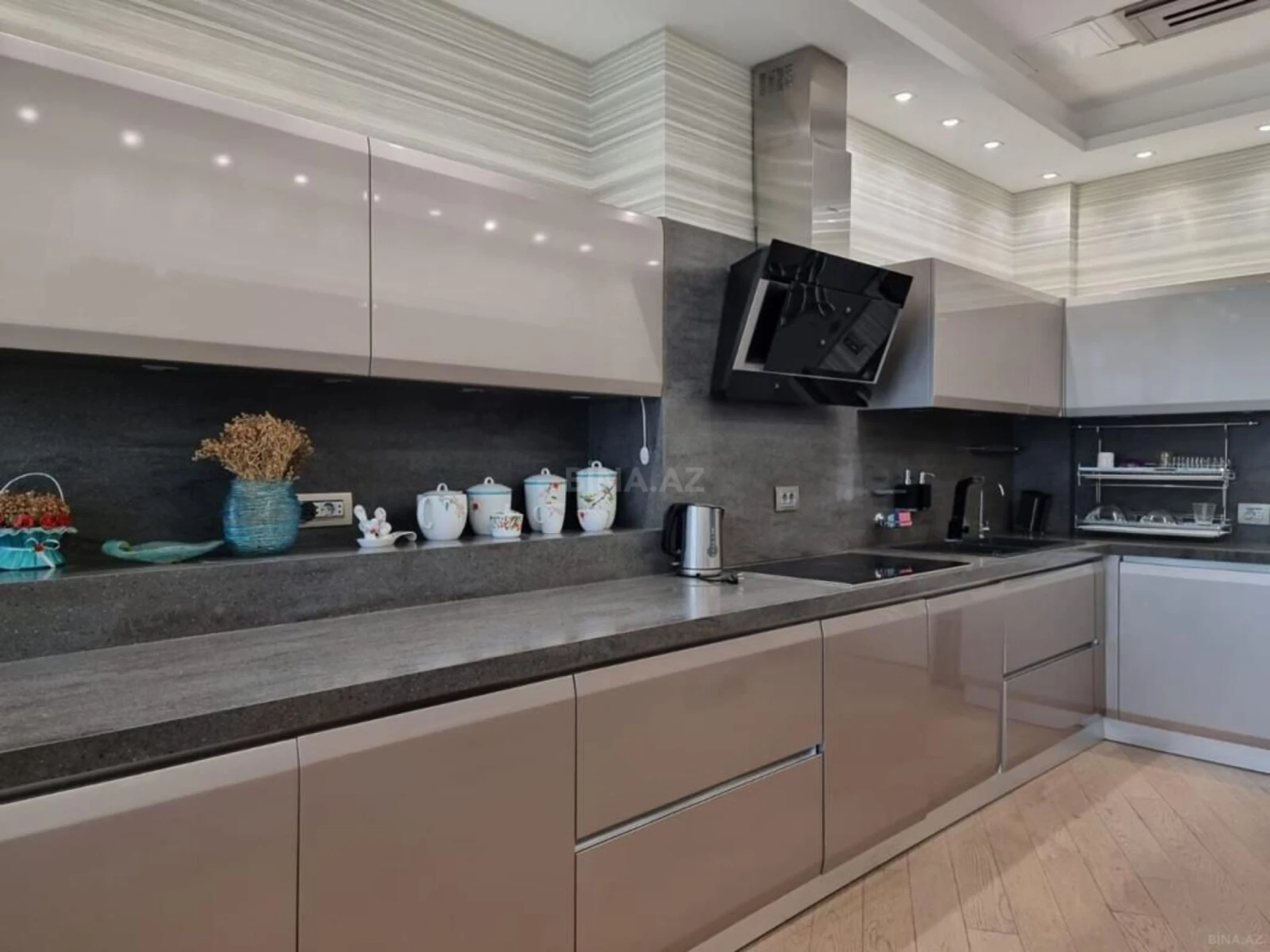 Satılır 4 otaqlı mənzil 240 m²