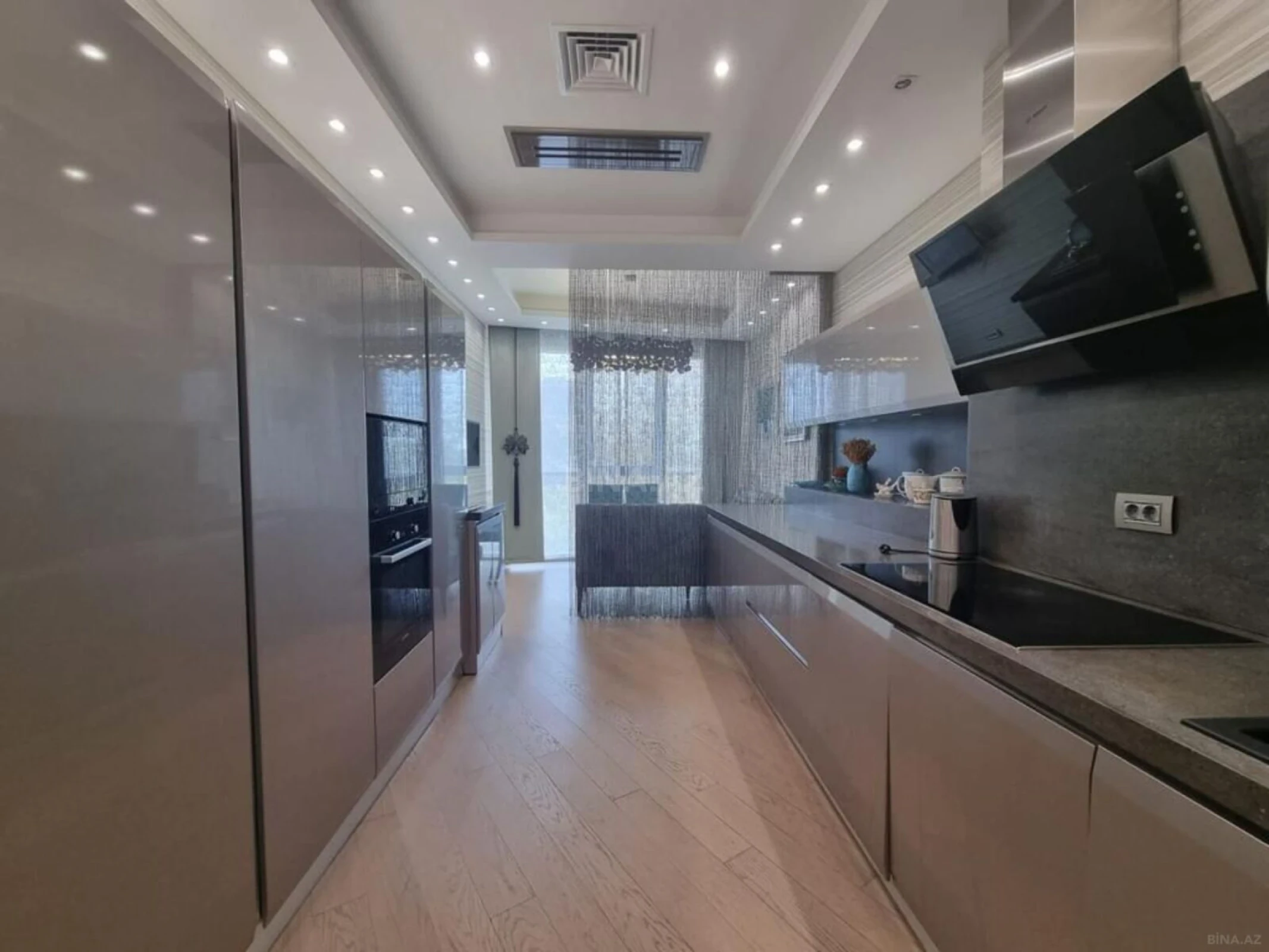 Satılır 4 otaqlı mənzil 240 m²